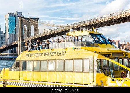 Brooklyn, Stati Uniti d'America - 28 Ottobre 2017: fuori all'aperto in NYC New York City Ponte di Brooklyn Park con molti folla di persone sul water taxi giallo crui traghetto Foto Stock