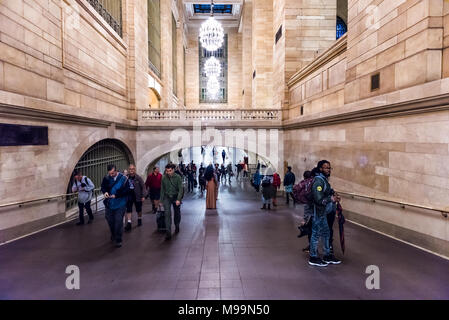 New York, Stati Uniti d'America - 29 Ottobre 2017: Grand Central Terminal entrata dalla metropolitana di New York City con scuri percorso arcuato corridoio, molti folla gremita p Foto Stock