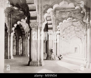 Xix secolo vintage fotografia India - i moti Masjid, la moschea di marmo all'interno del complesso del Forte Rosso di Delhi, India. Samuel Bourne, 1860s. Foto Stock