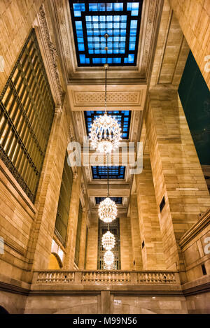 New York, Stati Uniti d'America - 29 Ottobre 2017: Grand Central Terminal entrata dalla metropolitana di New York City con percorso arcuato corridoio, nessuno, guardando il cei Foto Stock