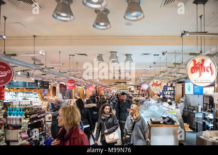 New York, Stati Uniti d'America - 29 Ottobre 2017: ingresso al grande mercato centrale della città di New York con segni, gente camminare all'interno di negozi Foto Stock