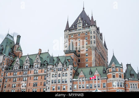 Vista di Frontenac (Castel de Chateau Frontenac, in francese) in inverno sotto la neve. Lo Château Frontenac è un grand hotel in Quebec City Foto di Foto Stock