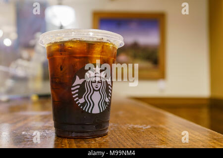 Los Angeles, MAR 3: Immagine ravvicinata di un bicchiere di ghiaccio di Starbucks Coffee sul Mar 3, 2018 a Los Angeles Foto Stock