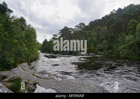 Glen Affric Riserva Naturale Nazionale, Scotland, Regno Unito: Il fiume Affric corre attraverso il Glen, spesso descritta come la più bella in Scozia. Foto Stock