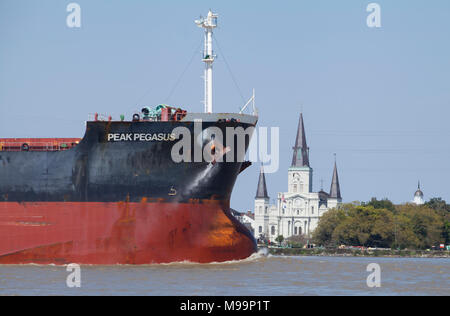 Le navi che viaggiano lungo il fiume Mississippi pass Cattedrale di San Louis e lo storico Quartiere Francese di New Orleans, in Louisiana. Foto Stock