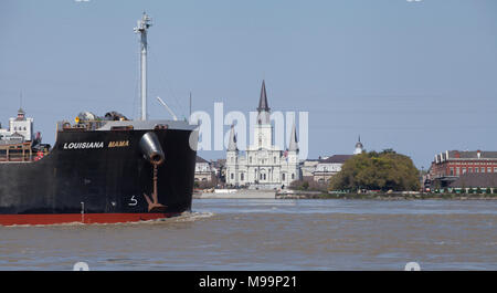 Le navi che viaggiano lungo il fiume Mississippi pass Cattedrale di San Louis e lo storico Quartiere Francese di New Orleans, in Louisiana. Foto Stock