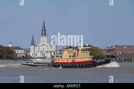 Le navi che viaggiano lungo il fiume Mississippi pass Cattedrale di San Louis e lo storico Quartiere Francese di New Orleans, in Louisiana. Foto Stock