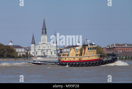 Le navi che viaggiano lungo il fiume Mississippi pass Cattedrale di San Louis e lo storico Quartiere Francese di New Orleans, in Louisiana. Foto Stock