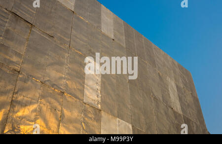 Foglio di zinco è coperta sulla struttura del tabellone per le affissioni. Lo spazio disponibile per l'affitto. Per il futuro di cartelli pubblicitari con chiaro cielo blu, sfondo Foto Stock