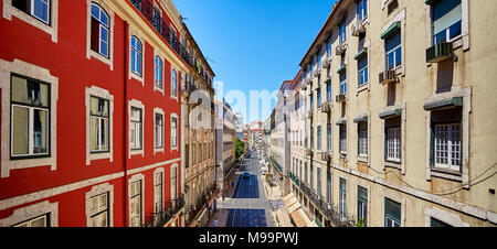 Lisbona, Portogallo - Luglio 7, 2015: colorate case di strada a Lisbona Foto Stock