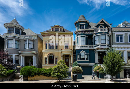 Il Painted Ladies in Scott Street, di fronte Alamo Park, a San Francisco, CA, Stati Uniti d'America. Foto Stock