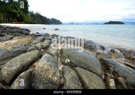 Nuvoloso e la spiaggia rocciosa di Manukan island, Kota Kinabalu, Sabah Foto Stock