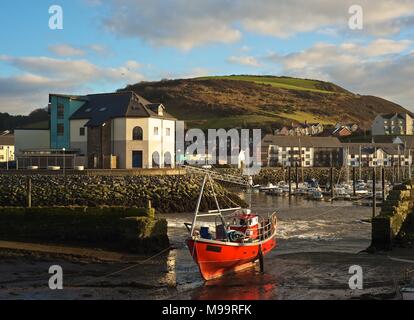 Il porto ed il lungomare di Aberystwyth Wales Febbraio 2013, con il rosso barca da pesca Foto Stock