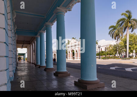 Il centro storico di Cienfuegos - Sito Patrimonio Mondiale dell'UNESCO a Cuba. Il palazzo Ferrer che è un famoso edificio neoclassico nel Parque Jose Foto Stock