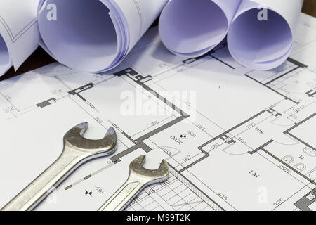 Manutenzione e servizio: chiave e disegni di progetto con edificio residenziale Foto Stock