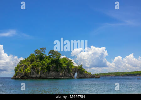 Indonesia. Isola rocciosa con la foresta, bel cielo blu e nuvole di bello Foto Stock