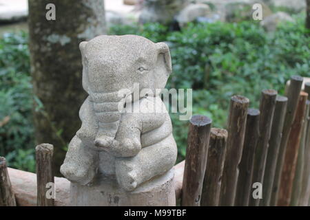 Elefante in pietra statua sulla natura sfondo, vista frontale. Singapore Foto Stock