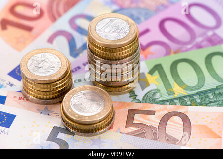 Valuta Euro con banconote e monete impilate Foto Stock