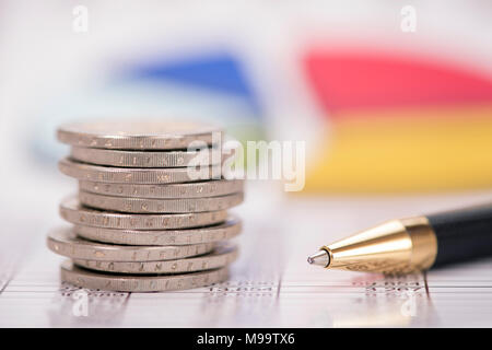 Valuta Euro monete impilate su dati e grafico Foto Stock