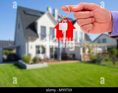 Chiavi in mano di agente immobiliare come offerta per la nuova casa residenziale Foto Stock