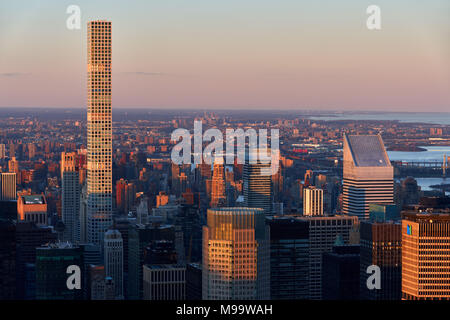 Antenna Sunset vista dei grattacieli di Manhattan e 432 Park Avenue edificio di lusso (più alto edificio residenziale in USA, aprile 2018) Foto Stock