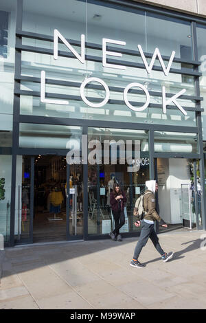 La facciata esterna del nuovo look store sulla Hammersmith King Street, Londra, Regno Unito Foto Stock