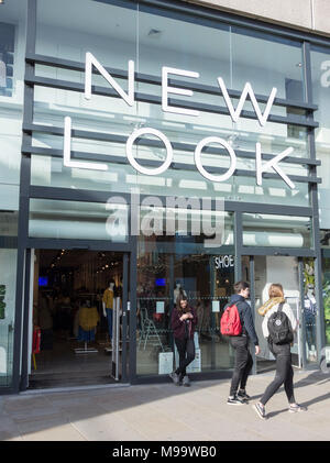 La facciata esterna del nuovo look store sulla Hammersmith King Street, Londra, Regno Unito Foto Stock