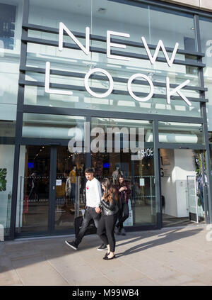 La facciata esterna del nuovo look store sulla Hammersmith King Street, Londra, Regno Unito Foto Stock