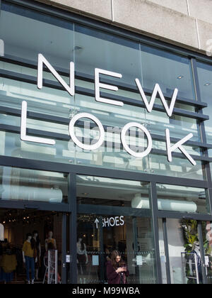 La facciata esterna del nuovo look store sulla Hammersmith King Street, Londra, Regno Unito Foto Stock