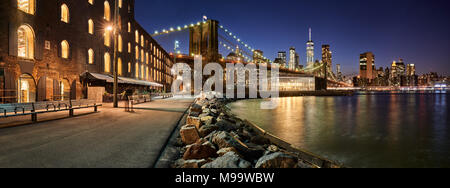 Strada principale parco waterfront in serata con vista dei grattacieli di Manhattan e il Ponte di Brooklyn. Brooklyn, Manhattan, New York City