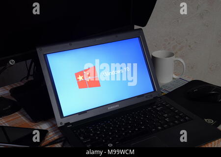 Russia, Poltavskaya village - Mart 24, 2018: portatile con il sistema operativo logo visualizzato sullo schermo Windows 10.La schermata con il logo di Windows 10 op Foto Stock