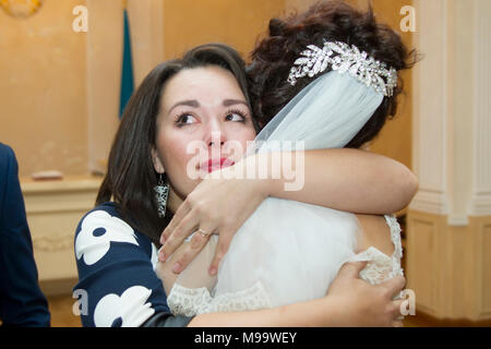 La Bielorussia, Gomel, 7 ottobre 2017. Giorno di nozze.Una donna è il pianto mentre congratularmi con la sposa. Mi congratulo con la sposa. Foto Stock