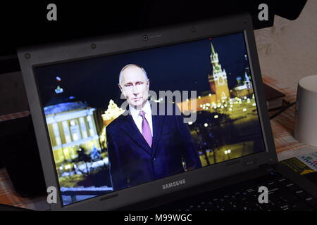 Russia, Poltavskaya village - Mart 24, 2018: il Presidente russo Vladimir Putin sullo schermo del computer portatile. Editoriale illustrativa. Foto Stock