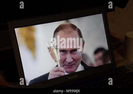 Russia, Poltavskaya village - Mart 24, 2018: il Presidente russo Vladimir Putin sullo schermo del computer portatile. Editoriale illustrativa. Foto Stock