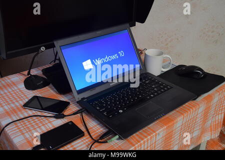 Russia, Poltavskaya village - Mart 24, 2018: portatile con il sistema operativo logo visualizzato sullo schermo Windows 10.La schermata con il logo di Windows 10 op Foto Stock