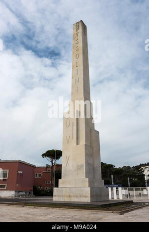 Roma. L'Italia. Obelisco all'ingresso del Foro Italico, portante l'iscrizione "ussolini Dux'. Il monumento è stato creato dopo un'offerta di un gigante Foto Stock