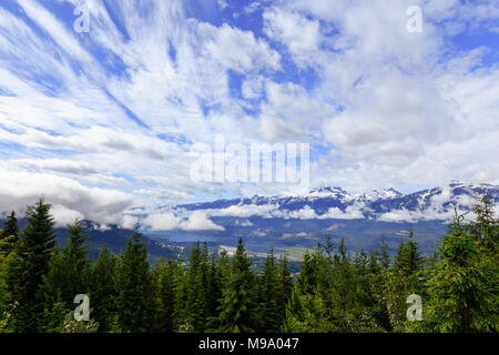 Bella vista point per la foresta e le montagne in Revelstoke, British Columbia, Canada. Foto Stock