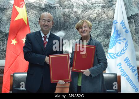 Nairobi, in Kenya. 23 Mar, 2018. Liu Xianfa (L), l'Ambasciatore cinese in Kenya e Annalisa Conte, il Programma Alimentare Mondiale (WFP) Paese Direttore e Rappresentante per il Kenya, agitare le mani durante un handover certificato cerimonia di firma a Nairobi, in Kenya, il 23 marzo 2018. Il Programma Alimentare Mondiale venerdì lodata la Cina del sostegno finanziario verso programmi alimentari e nutrizionali di targeting dei rifugiati che vivono in Kenya. Credito: Jin Zheng/Xinhua/Alamy Live News Foto Stock