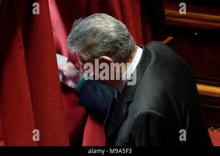 Roma, Italia. 23 marzo, 2018. Umberto Bossi Roma 23/03/2018. Prima seduta al Senato dopo le elezioni. Roma 23 Marzo 2018. Senato. Prima udienza presso il Senato dopo le elezioni. Foto di Samantha Zucchi Insidefoto Credito: insidefoto srl/Alamy Live News Foto Stock