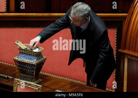 Roma, Italia. 23 marzo, 2018. Umberto Bossi Roma 23/03/2018. Prima seduta al Senato dopo le elezioni. Roma 23 Marzo 2018. Senato. Prima udienza presso il Senato dopo le elezioni. Foto di Samantha Zucchi Insidefoto Credito: insidefoto srl/Alamy Live News Foto Stock