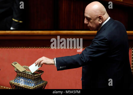 Roma, Italia. 23 marzo, 2018. Adriano Galliani Roma 23/03/2018. Prima seduta al Senato dopo le elezioni. Roma 23 Marzo 2018. Senato. Prima udienza presso il Senato dopo le elezioni. Foto di Samantha Zucchi Insidefoto Credito: insidefoto srl/Alamy Live News Foto Stock