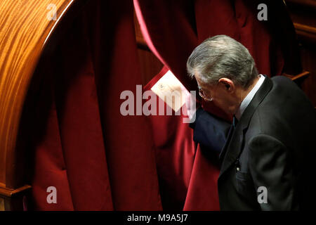 Roma, Italia. 23 marzo, 2018. Umberto Bossi Roma 23/03/2018. Prima seduta al Senato dopo le elezioni. Roma 23 Marzo 2018. Senato. Prima udienza presso il Senato dopo le elezioni. Foto di Samantha Zucchi Insidefoto Credito: insidefoto srl/Alamy Live News Foto Stock