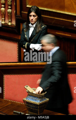 Roma, Italia. 23 marzo, 2018. Voto Roma 23/03/2018. Prima seduta al Senato dopo le elezioni. Roma 23 Marzo 2018. Senato. Prima udienza presso il Senato dopo le elezioni. Foto di Samantha Zucchi Insidefoto Credito: insidefoto srl/Alamy Live News Foto Stock