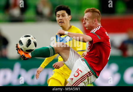 BUDAPEST, Ungheria - 23 Marzo: Laszlo Kleinheisler #15 di Ungheria vince la palla da Bauyrzhan Islamkhan (L) del Kazakistan durante la International amichevole tra Ungheria e il Kazakistan a Groupama Arena sul marzo 23, 2018 a Budapest, Ungheria. Credito: Laszlo Szirtesi/Alamy Live News Foto Stock