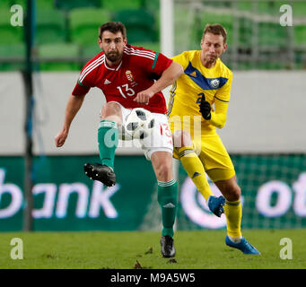 BUDAPEST, Ungheria - 23 Marzo: Daniel Bode #13 di Ungheria vince la palla da Sergiy Maly #2 del Kazakistan durante la International amichevole tra Ungheria e il Kazakistan a Groupama Arena sul marzo 23, 2018 a Budapest, Ungheria. Credito: Laszlo Szirtesi/Alamy Live News Foto Stock
