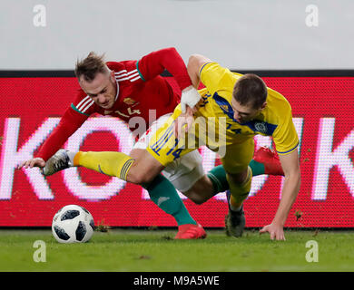 BUDAPEST, Ungheria - 23 Marzo: Gergo Lovrencsics (L) di Ungheria che combatte per la sfera con Romano Murtazayev #14 del Kazakistan durante la International amichevole tra Ungheria e il Kazakistan a Groupama Arena sul marzo 23, 2018 a Budapest, Ungheria. Credito: Laszlo Szirtesi/Alamy Live News Foto Stock