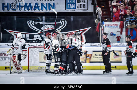 Germania, NŸrnberg, Arena NŸrnberger Versicherung, 23.03.2018, Eishockey - DEL Playoffs Viertelfinale, Spiel 5 - Thomas Sabo Ice Tigers vs. Kšlner Haie - Immagine: dopo il fischio, entrambi del team di spinta e di gridare circa l'azione precedente. Foto: HMB Media/Ryan Credito: Ryan Evans/Alamy Live News Foto Stock