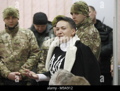 Kiev, Ucraina. 23 Mar, 2018. Legislatore ucraino NADIYA SAVCHENKO parla nel corso di una udienza in tribunale a Kiev, dopo essere stato accusato di "colpo di stato stampa'. Il Parlamento ucraino ha dato il consenso per la revoca dell'immunità parlamentare, Detenzione e arresto di Savchenko Marzo 22. Il Shevchenkovsky corte distrettuale di Kiev ha scelto per Nadiya Savchenko una misura preventiva in forma di arresto per un periodo di 59 giorni fino al 20 maggio. Credito: Serg Glovny/ZUMA filo/Alamy Live News Foto Stock