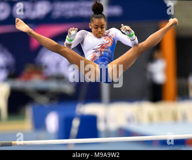 Doha in Qatar. 23 Mar, 2018. Melanie de Jesus dos Santos di Francia compete durante la donna le barre irregolari in finale alla undicesima figura di Ginnastica Artistica di Coppa del Mondo a Doha, in Qatar, il 23 marzo 2018. Melanie de Jesus dos Santos ha preso il bronzo con 14.400 punti. Credito: Nikku/Xinhua/Alamy Live News Foto Stock