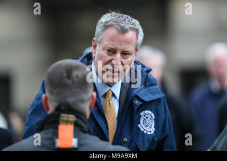 New York, New York, Stati Uniti - Bill de Blasio sindaco di New York durante una visita in un edificio che ha preso fuoco in Harlem sull isola di Manhattan a New York City nel pomeriggio di venerdì, 23. Il luogo è stato usato come un set di registrazione per il direttore del ''Motherless Brooklyn'' Edward Norton. Un vigile del fuoco è morto. Credito: William Volcov/ZUMA filo/Alamy Live News Foto Stock